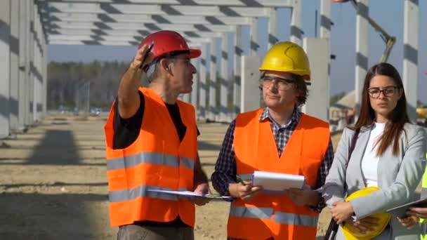 Stavební Tým Staveništi Vedení Projektu Schůzka Posádky Staveništi Školitel Architekt — Stock video