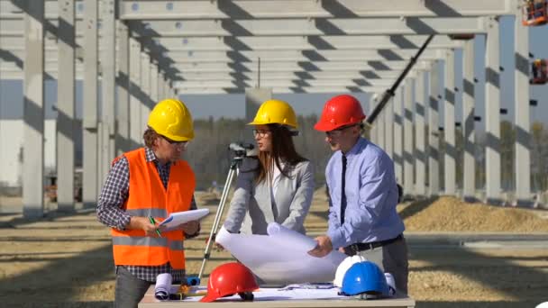 建設現場の建設ビジネスチーム ビジネス ビルディング チームワーク 人の概念 建設現場でのプロジェクトマネジメントとフィールドクルーミーティング — ストック動画