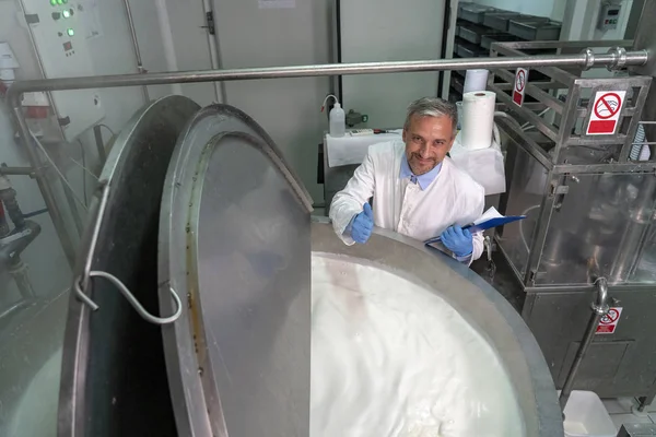 Smiling Dairy Plant Food Technologist dando sinal de mão Ok — Fotografia de Stock