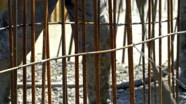 Pompage de béton de grande hauteur sur le chantier de construction. Travaux de bétonnage effectués par les travailleurs de la construction sur le chantier .