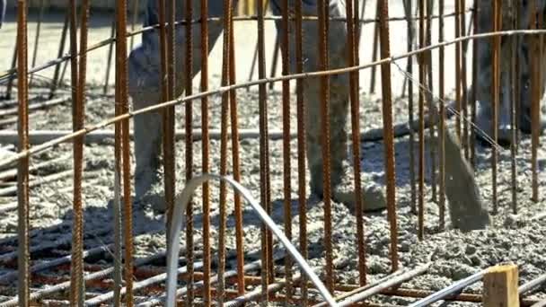 coulée de béton pendant le coulage commercial planchers de béton des bâtiments sur le chantier de construction. Travaux de bétonnage effectués par les travailleurs de la construction sur le chantier .