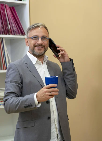 Portrait d'un homme d'affaires du Moyen Âge appelant sur Smartphone pendant la pause café — Photo