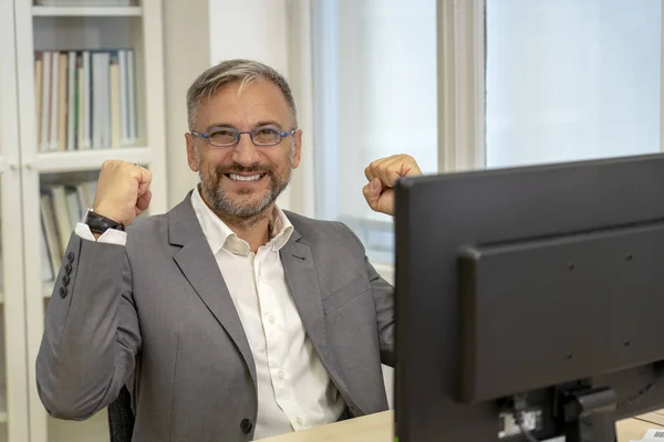 Sorti heureux homme d'affaires en costume avec la main levée en regardant Cam — Photo