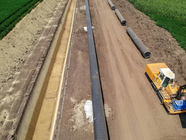 Foto aérea de la construcción del gasoducto en el campo agrícola cultivado - Corriente turca —  Fotos de Stock