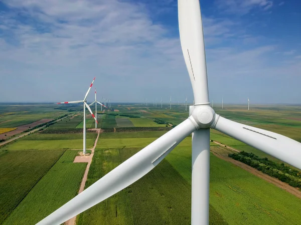 Güçlü Rüzgarlarda Dönen Dev Rüzgar Türbininin Hava Görüntüsü - Yeşil Enerji — Stok fotoğraf