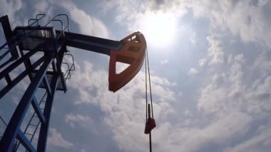 Petrol kuyusu Jack Petrol çıkartıyor. Çalışan Petrol Pompası Jack Silhouette Gökyüzü ve Güneş 'e Karşı. Petrolün çıkarılması. Fosil Yakıt Enerjisi.