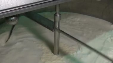 Dairy Factory 'deki Pastörizasyon Tankının İçindeki Çiğ Süt - Uzaklaş. Süt İşleme Tesisinde Süt Pastörizasyonu. Çiğ süt Pastörizasyon Tankına dökülüyor. Mandıra Gıda Güvenliği.