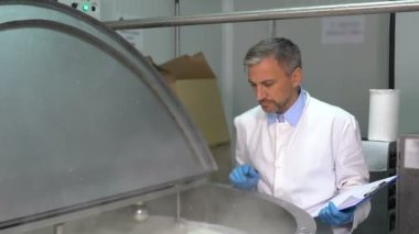 Süt Bitkisi Teknolojisi ve Pano Pastörizasyon Sütü Kontrol Etme İşlemi - Uzaklaş. Yemek Mühendisi Panoya Yazıyor. Süt İşleme Tesisinde Süt Pastörizasyonu. Mandıra Gıda Güvenliği.