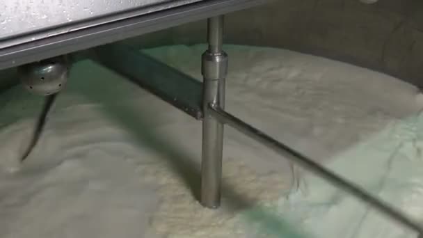 Rohmilch Pasteurisierungstank Der Milchfabrik Zoom Out Milchpasteurisierung Der Milchverarbeitungsanlage Rohmilch — Stockvideo