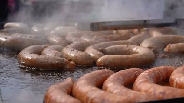 Street Food Market Vendor Cooking Selling Sausages Zoom Out Tasty — Stock video