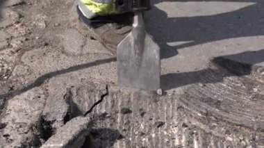 İnşaat Yolu Jack Hammer 'la çalışıyor. Görüntüyü yakınlaştır. İşçi Yol İnşaatı sırasında bir matkap kullanıyor. Bir Yol Bakım İşçisi Yol Yolundaki Eski Asfaltı Kaldırdı.