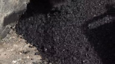 Asfalt Paver in Action - Uzaklaştır Bir yol inşaatında asfalt döşeme makinesi. Road İnşaat 'ta takım çalışması. Yol Yapımı sırasında Taze Asfalt Döşeyen Makineler.