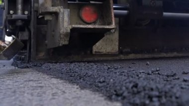 Yol İnşaat Alanındaki Asfalt Döşeme Makinesi. Taze asfalt döşeyen makineler. Yol Yapımı sırasında Asfalt Asfaltlama Makinesi İşleten İşçi.