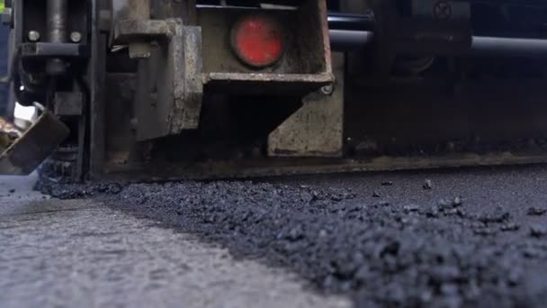 Asphaltverlegungsmaschine Auf Einer Straßenbaustelle Zoom Aufnahme Maschinen Verlegen Frischen Asphalt — Stockvideo