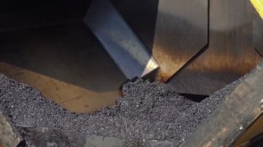 Asfalt Makina 'nın İçindeki Sıcak Asfalt Uzaklaştırma Makinesi. Bir yol inşaatında asfalt döşeme makinesi. Yol Yapımı sırasında Asfalt Asfalt Asfalt Taze Asfalt Döşeme Makinesi.