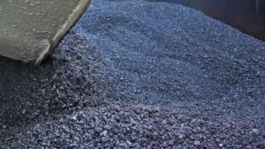 Kamyon Asfalt Paver Machine 'e sıcak asfalt döküyor - Uzaklaş. Bir yol inşaatında asfalt döşeme makinesi. Yol Yapımı sırasında Paver Machine Taze Asfalt Yatırıyor.