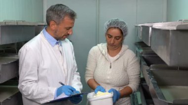 Mandıra Gıda Teknolojisi Kadın Gıda Üretim İşçisiyle konuşuyor. Süt bitkisi işçisi kremalı (pıhtılaşmış krema) ayrıştırma üretim hattı. Süt Ürünleri Üretim Tesisi.  