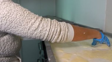 Süt Kaymağı kaymağını yiyen dişi mandıra işçisi. Süt bitkisi işçisi kremalı (pıhtılaşmış krema) ayrıştırma üretim hattı. Süt Ürünleri Üretim Tesisi.
