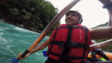 Heyecanlı Adam ve Kadın Rafting 'in tadını çıkarın. Whitewater Rafting Takımları Raging Rapids 'ten iniyor. Mountain River 'da rafting yapan insanlar. Dağ Nehri bir kanyondan akıyor..