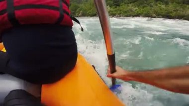 Dalgalı Su Raftingi 'nden Pov shot. Whitewater Rafting Takımı Raging Rapids 'ten iniyor. Mountain River 'da rafting yapan insanlar. Dağ Nehri bir kanyondan akıyor..
