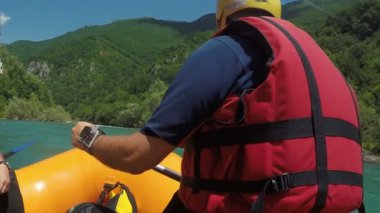 Mountain River 'da rafting yapan insanlar. White River Rafting 'in Pov Shot' u. Dağ Nehri bir kanyondan akıyor..