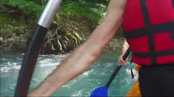 Equipo Rafting Aguas Blancas Descendiendo Rápidos Rabiosos Con Paletas Salpicando — Vídeo de stock