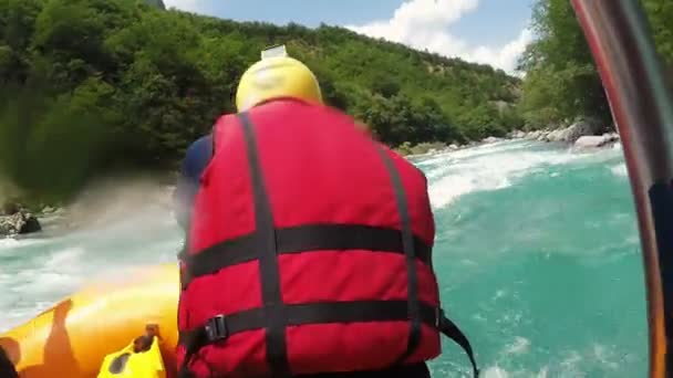 Gente Rafting Aguas Bravas Mountain River Raft Boat Splashed Huge — Vídeo de stock