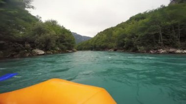 Tara Mountain River 'da şişme botla rafting. Mountain River 'da Whitewater Rafting. Dağ Beyazsu Nehri Bir Kanyon 'dan akıyor.