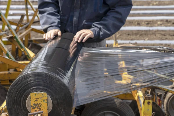 Jordbrukare Förbereda Traktor Infästning För Plast Marktäckningssäng Ligger Farmland Traktor — Stockfoto