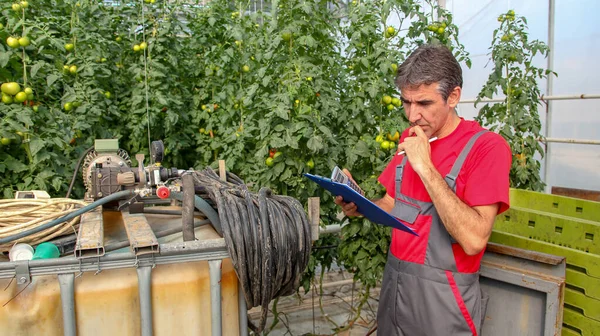 Granjero Pensante Con Portapapeles Calculadora Mano Agricultura Invernadero Retrato Hombre — Foto de Stock