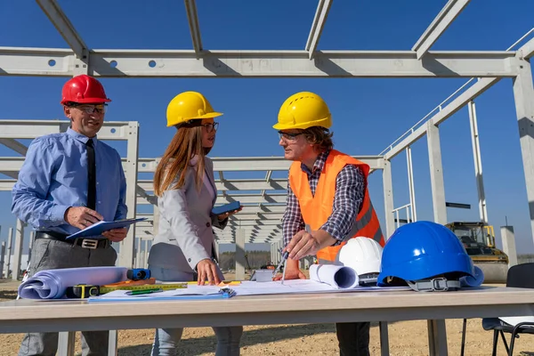 Affärschef Kvinnlig Arkitekt Och Foreman Gula Och Röda Hårdhattar Diskutera — Stockfoto