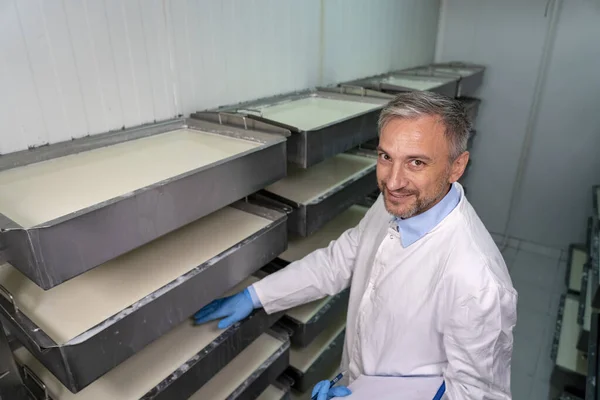 Glimlachend Zuivelfabriek Food Technologist Checking Cream Separation Process Zuivelfabriek Technoloog — Stockfoto