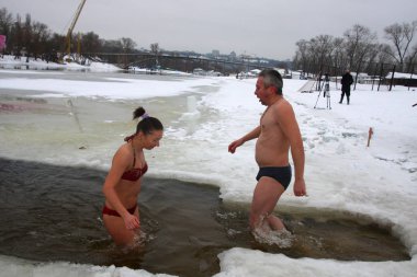 İnsanlar Hydropark, Kiev, Ukrayna, 19 Ocak 2009 Epiphany kutlama sırasında delik içine daldırma
