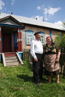 Yaşlı insanlar evlerinde Glukhov yakın bölge, Sumy bölgesi, Ukrayna, 29 Mayıs 2009