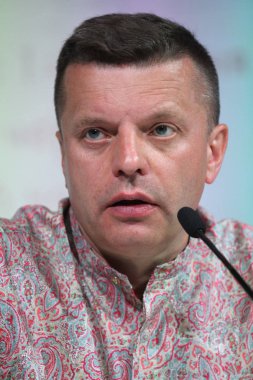 Rus gazeteci Leonid Parfyonov belgesel üçlemesinin bir basın toplantısı Kiev içinde 4 Haziran 2017 vererek 