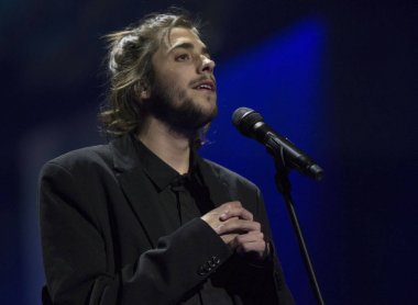 Portekizli şarkıcı Salvador Sobral Eurovision Şarkı Yarışması 2017 Kiev 12 Mayıs günü sahnede