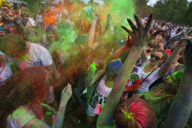 Holi renkleri Festivali Kiev 21 Temmuz 2013 tarihinde
