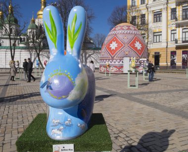 Easter Bunny Paskalya Festivali yumurta Kiev Sofiysky meydanında 8.04.2018 üzerinde