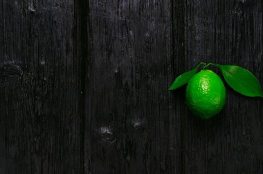 kömürleşmiş ahşap arka plan üzerinde taze limon