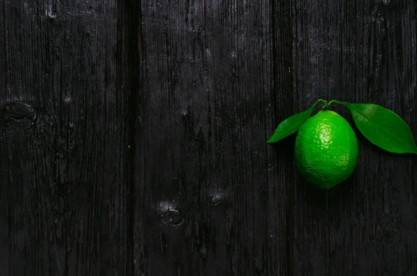 Lime fraîche sur le fond en bois carbonisé — Photo