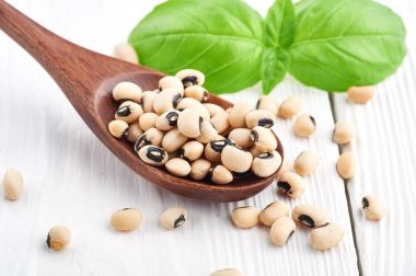 ahşap arka plan üzerinde beyaz fasulye