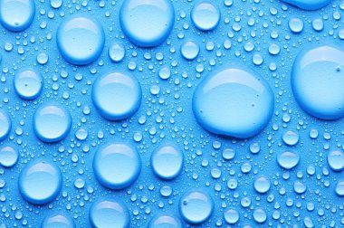 Mavi arka planda su damlaları