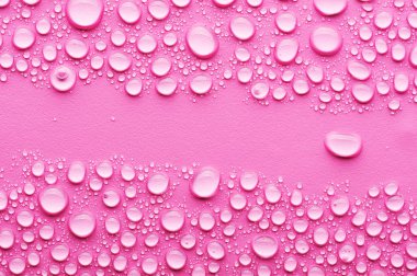 Pembe arka planda su damlaları