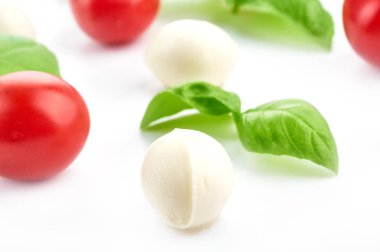 domates fesleğen yaprakları ve mozzarella peyniri