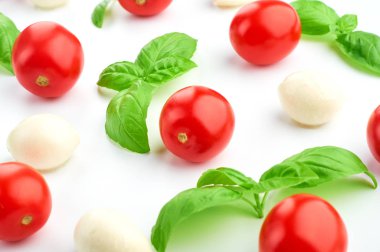 domates fesleğen yaprakları ve mozzarella peyniri