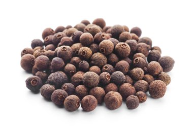 Beyaz bir arka plan üzerinde bütün karabiber