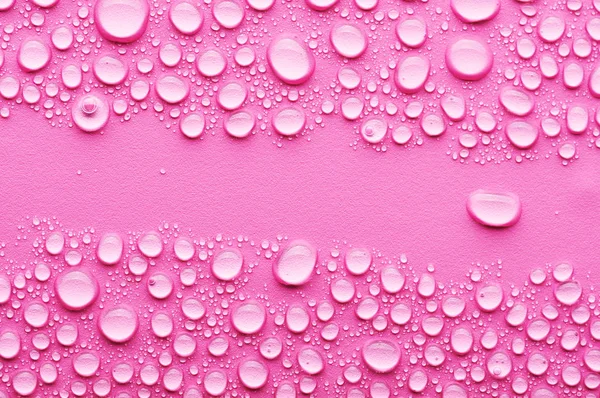 Σταγόνες νερού σε ροζ φόντο — Φωτογραφία Αρχείου