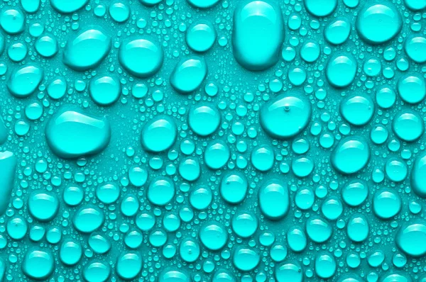 Gotas de água em um fundo azul — Fotografia de Stock