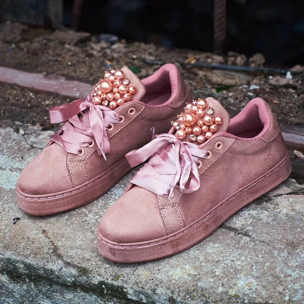 粉红色女性运动鞋 — 图库照片