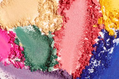 Ezilmiş göz farı renkli.